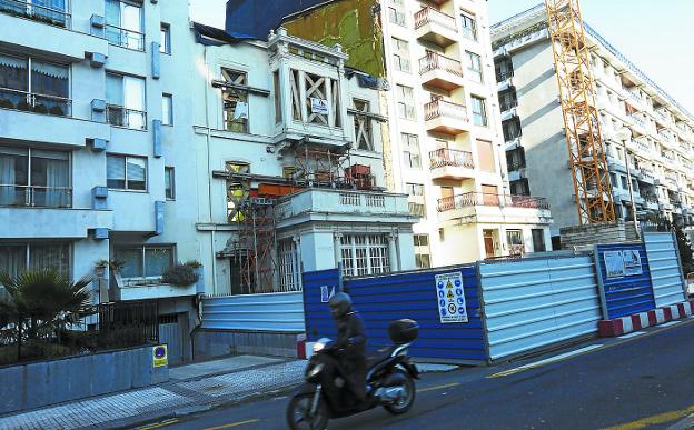 La obra del futuro hotel de la calle Zubieta estaba parada desde que concluyó la demolición. 