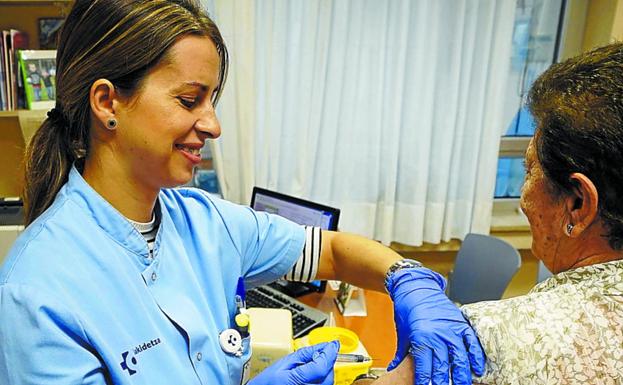 Una mujer acude al ambulatorio de Gros a ponerse la vacuna.