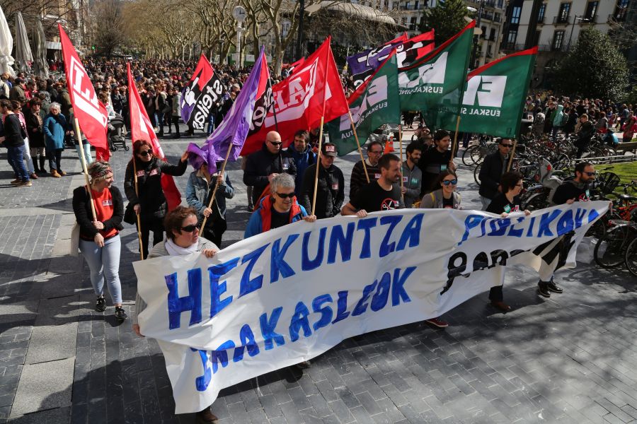 Manifestación del personal trabajador en los distintos sectores de la enseñanza pública con motivo de la jornada de huelga convocada por los sindicatos