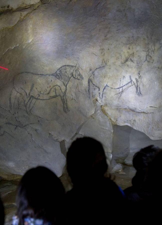 Junto a la regata del riachuelo Goltzibar, en un precioso rincón del valle de Sastarrain, los antiguos habitantes del Urola disfrutaban de uno de los hermosos rincones de Gipuzkoa. Al parecer, la cueva de Ekain enZestoa era uno de los destinos de los grupos nómadas que se acercaban desde el Pirineo en los meses de primavera-verano a la costa en busca de los animales que les suministrarían carne, pieles, cornamentas... Carne que les alimentaría y pieles que les darían calor durante los duros meses del invierno.