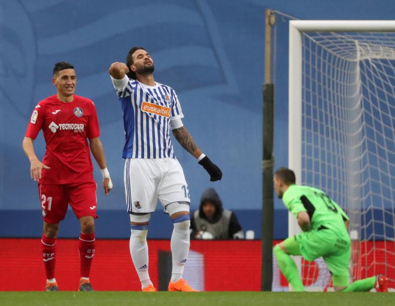 Partido bajo la lluvia en Anoeta entre la Real Sociedad y el Getafe