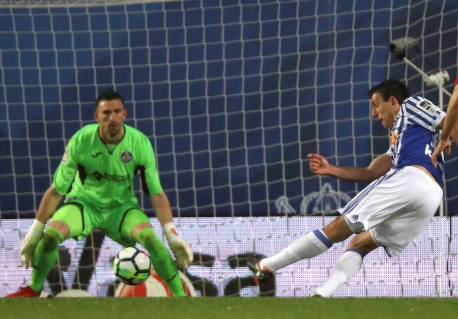 Partido bajo la lluvia en Anoeta entre la Real Sociedad y el Getafe