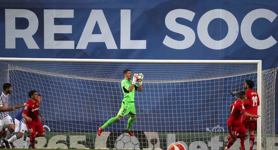 Partido bajo la lluvia en Anoeta entre la Real Sociedad y el Getafe
