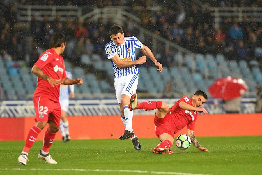 Partido bajo la lluvia en Anoeta entre la Real Sociedad y el Getafe