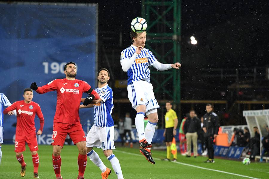 Partido bajo la lluvia en Anoeta entre la Real Sociedad y el Getafe