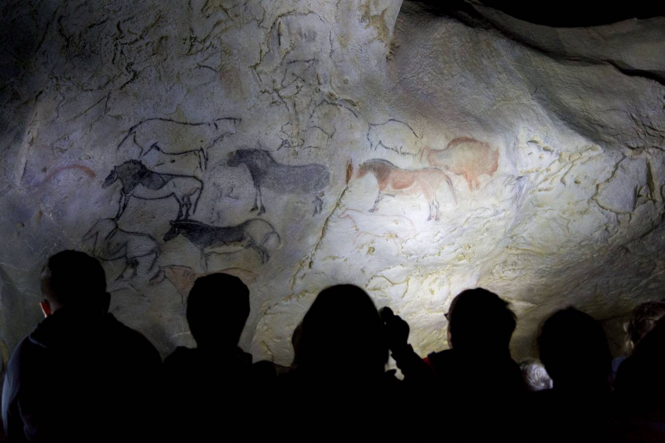 Junto a la regata del riachuelo Goltzibar, en un precioso rincón del valle de Sastarrain, los antiguos habitantes del Urola disfrutaban de uno de los hermosos rincones de Gipuzkoa. Al parecer, la cueva de Ekain enZestoa era uno de los destinos de los grupos nómadas que se acercaban desde el Pirineo en los meses de primavera-verano a la costa en busca de los animales que les suministrarían carne, pieles, cornamentas... Carne que les alimentaría y pieles que les darían calor durante los duros meses del invierno.