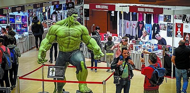 Los puestos ofrecen sus cómics y merchandising bajo la atenta mirada de Hulk.