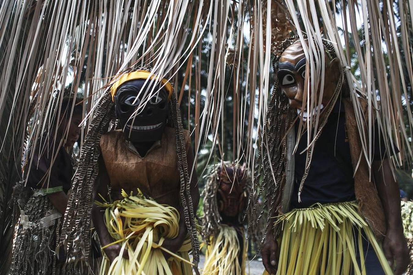 El pueblo de la tribu Mah Meri , Malasia, celebra el festival Ari Muyang o Día del Ancestro. Para la ocasión los miembros de la tribu utilizan máscaras para realizar el tradicional baile 'Main Jooh' y ofrecen oraciones y bendiciones en honor a sus antepasados.
