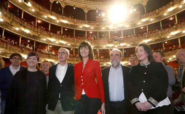 Ramón Jáuregui, a la derecha de Idoia Mendia en el acto de los socialistas vascos en Bilbao.