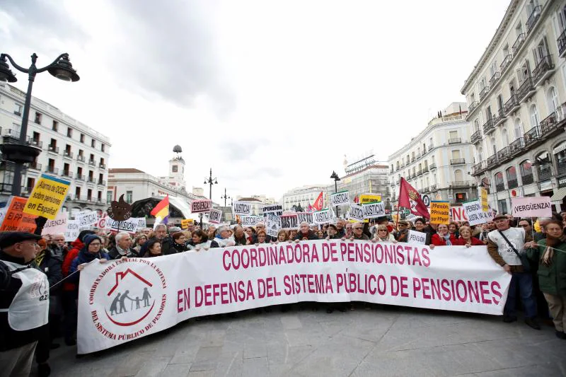 Madrid, Barcelona, Bilbao, San Sebastián, Vigo... protestan en las calles por el insuficiente alza del 0,25% y piden que estas ayudas se revaloricen en función del IPC