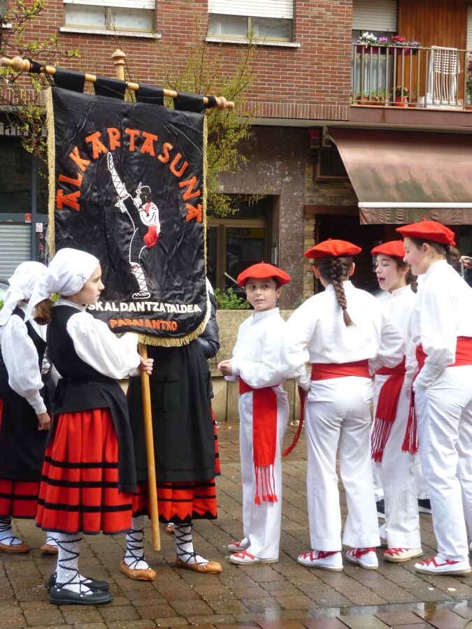 El mal tiempo no ha podido con la ilusion de los grupos de baile que han participado este domingo en los Dantzari Txiki Eguna en distintas localidades del territorio