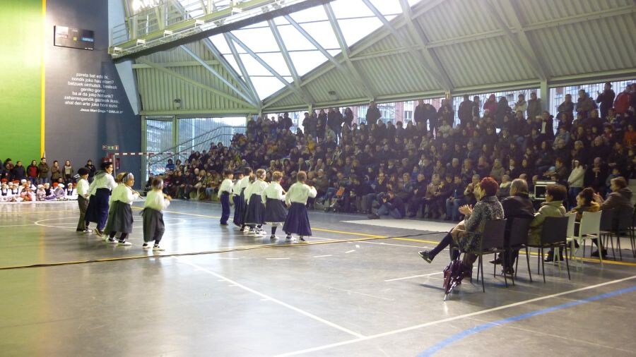 El mal tiempo no ha podido con la ilusion de los grupos de baile que han participado este domingo en los Dantzari Txiki Eguna en distintas localidades del territorio