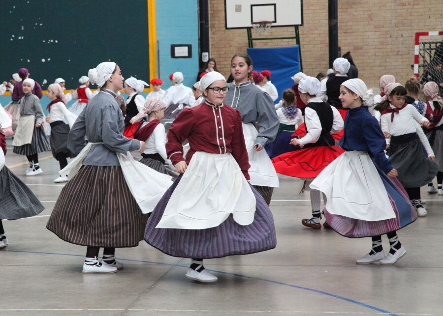 El mal tiempo no ha podido con la ilusion de los grupos de baile que han participado este domingo en los Dantzari Txiki Eguna en distintas localidades del territorio