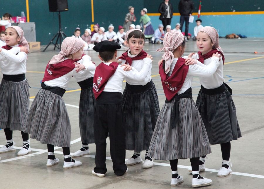 El mal tiempo no ha podido con la ilusion de los grupos de baile que han participado este domingo en los Dantzari Txiki Eguna en distintas localidades del territorio