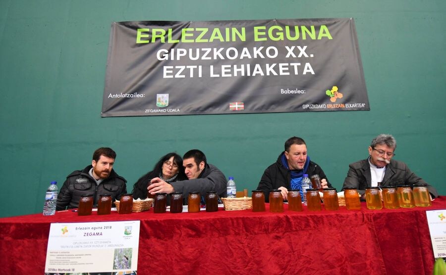 Zegama celebra el tradicional Erlearen Eguna con su ya famoso campeonato de miel. 