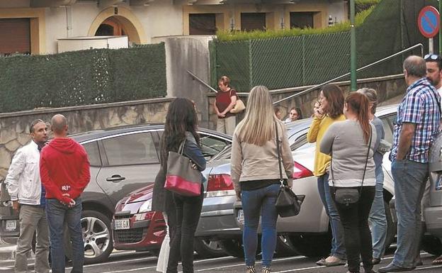 Familiares ante el tanatorio de Irun tras la muerte de Anne.