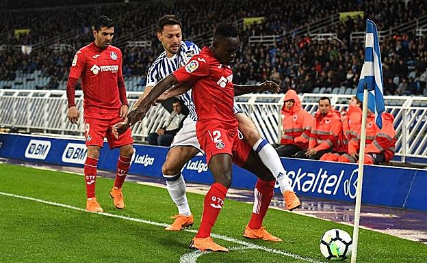 De la Bella pelea un balón en el córner con Djené.