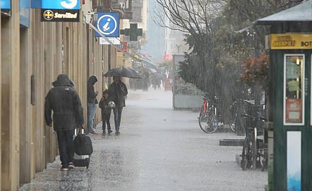 Intensa lluvia en el Boulevard donostiarra este domingo por la mañana