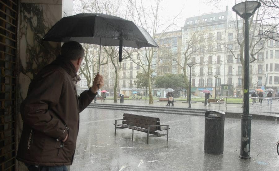 El mal tiempo se ha traducido este domingo en Donostia en intensas lluvias y momentos de granizo.