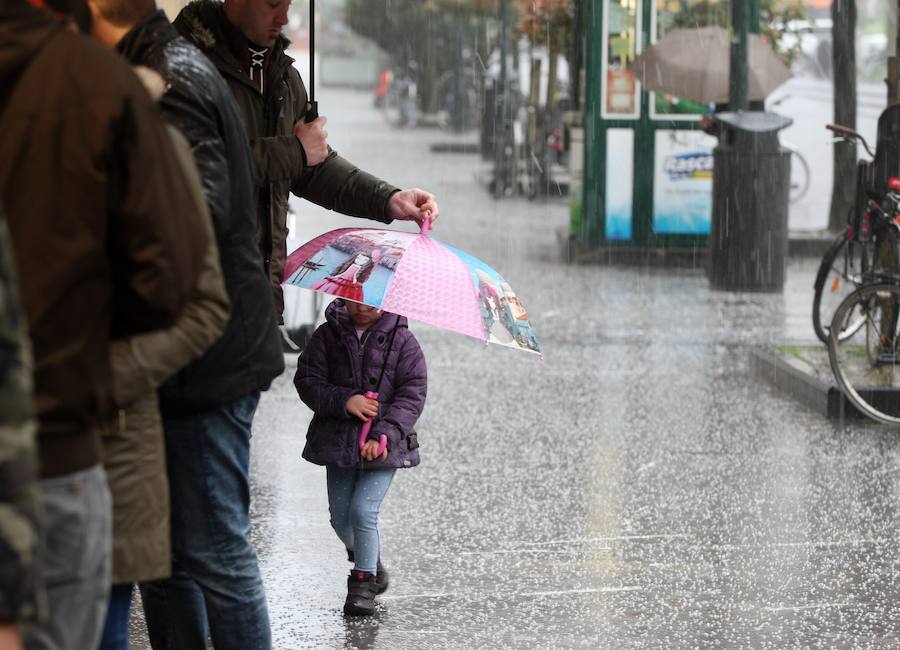 El mal tiempo se ha traducido este domingo en Donostia en intensas lluvias y momentos de granizo.