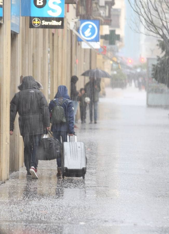 El mal tiempo se ha traducido este domingo en Donostia en intensas lluvias y momentos de granizo.