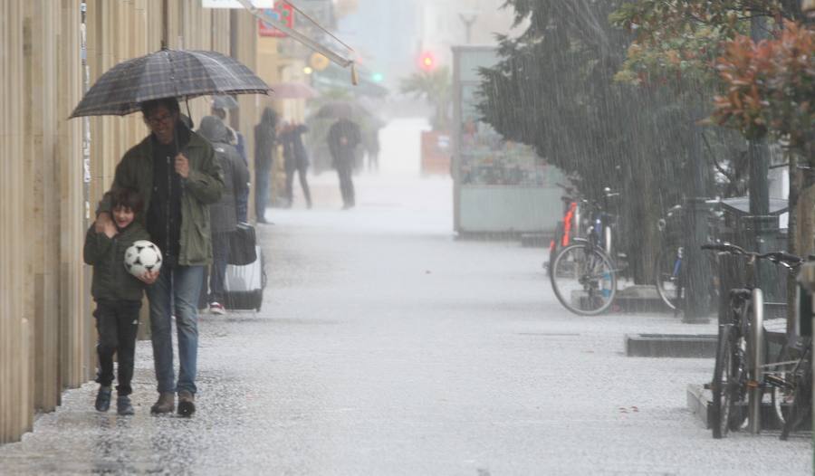 El mal tiempo se ha traducido este domingo en Donostia en intensas lluvias y momentos de granizo.