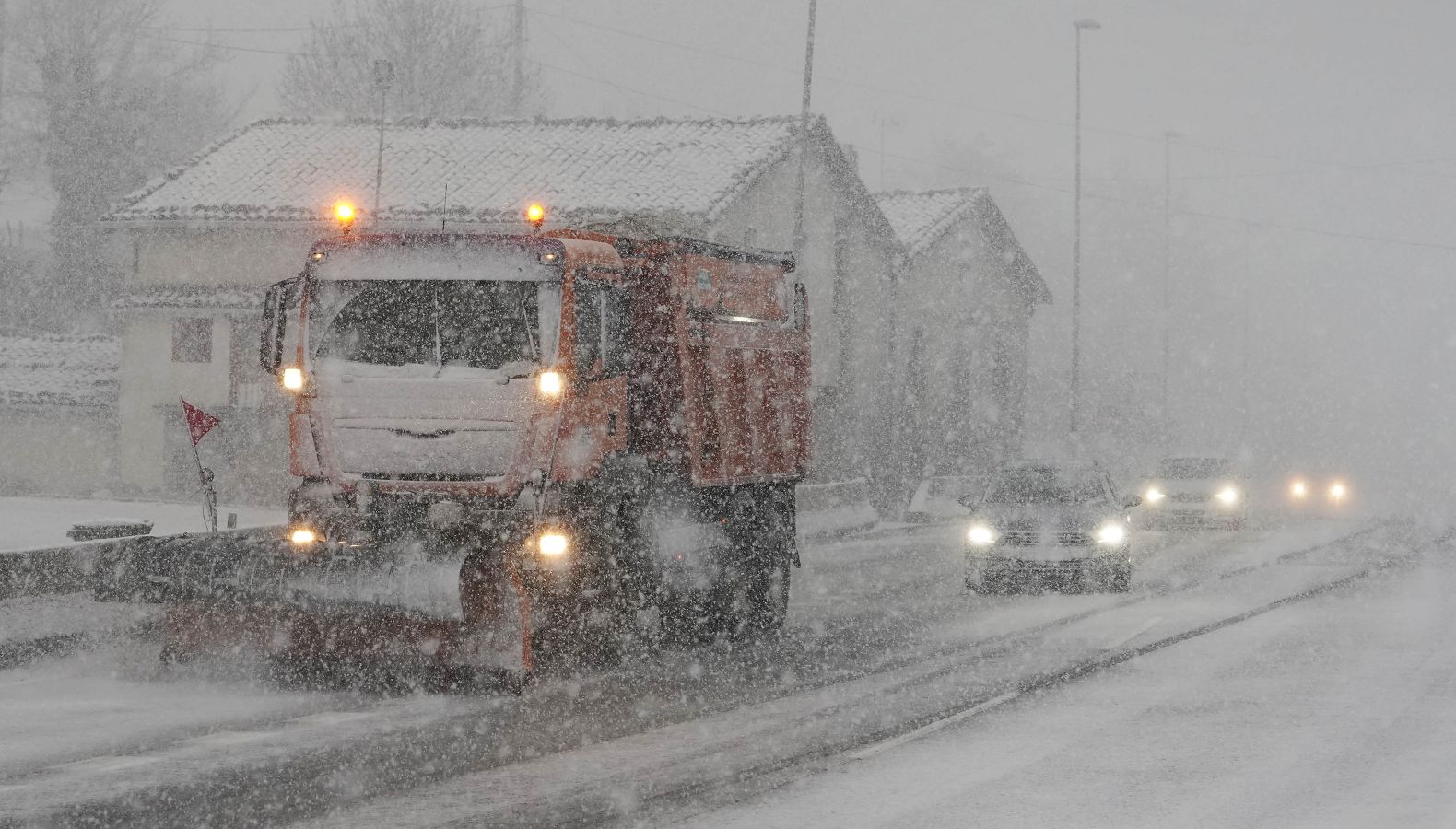 La nieve ha complicado la circulación por Etzegarate 