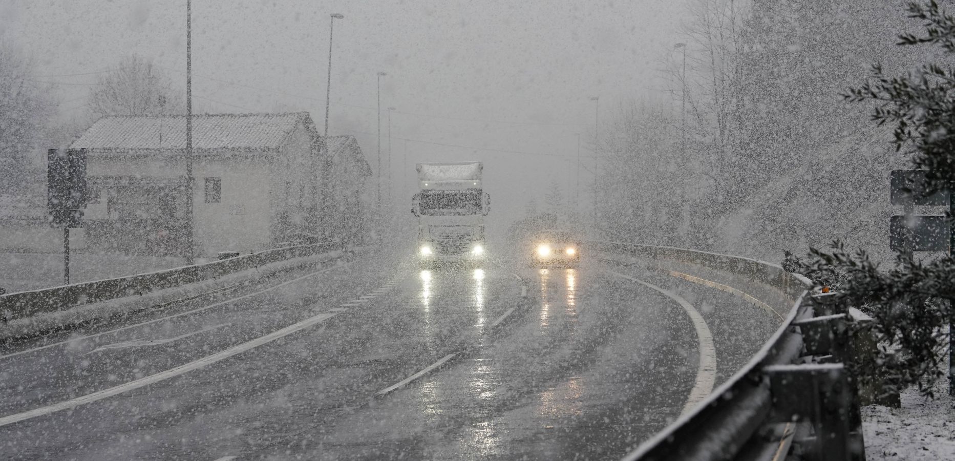 La nieve ha complicado la circulación por Etzegarate 