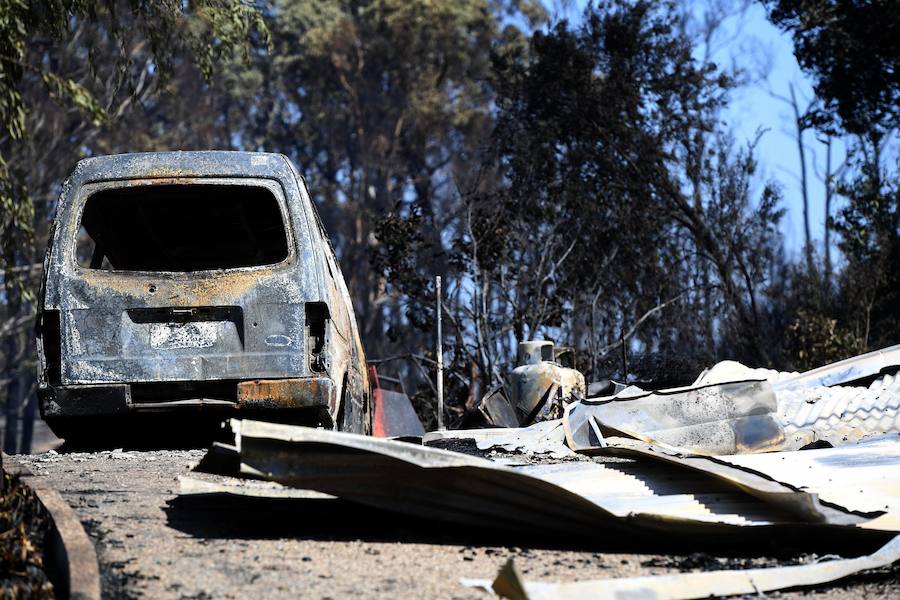 Unas noventa casas y propiedades han quedado destruidas en Australia a causa de los incendios forestales declarados desde el fin de semana en varias partes del país. 