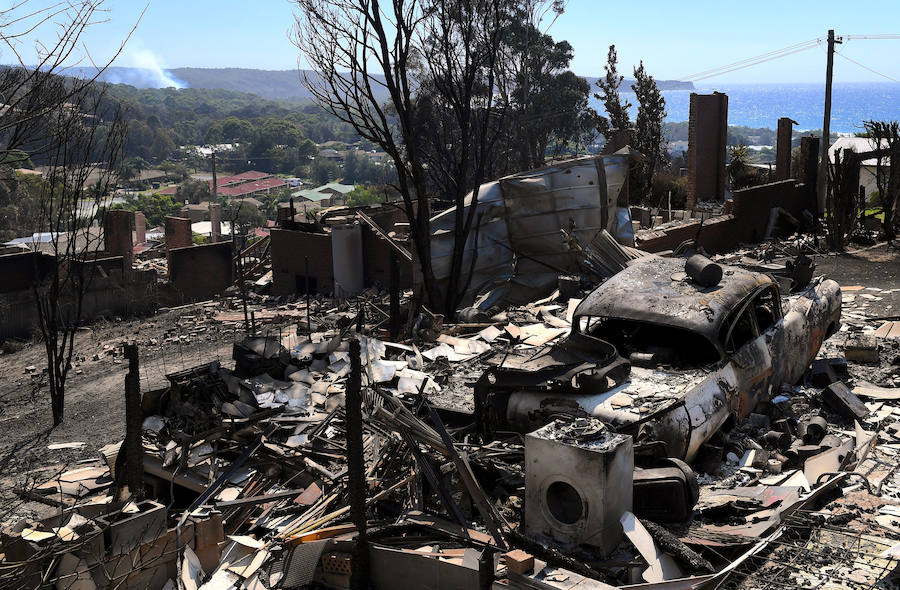 Unas noventa casas y propiedades han quedado destruidas en Australia a causa de los incendios forestales declarados desde el fin de semana en varias partes del país. 