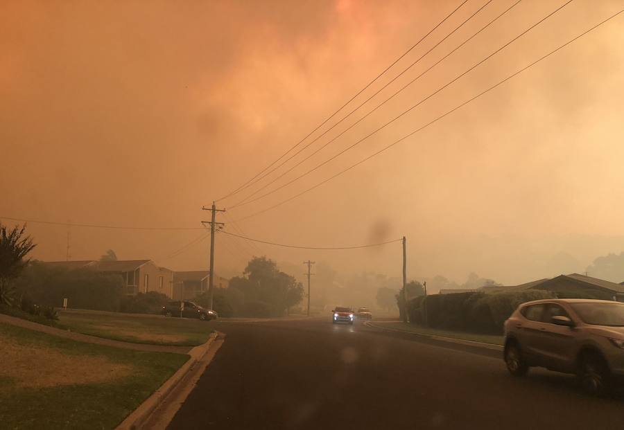Unas noventa casas y propiedades han quedado destruidas en Australia a causa de los incendios forestales declarados desde el fin de semana en varias partes del país. 