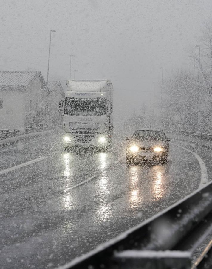 La nieve ha complicado la circulación por Etzegarate 