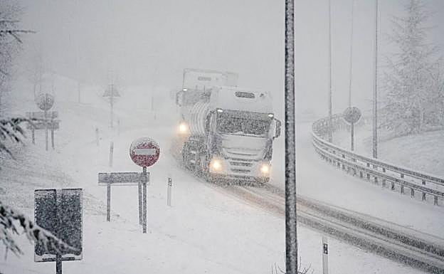 La nieve ha cubierto la calzada en Etzegarate