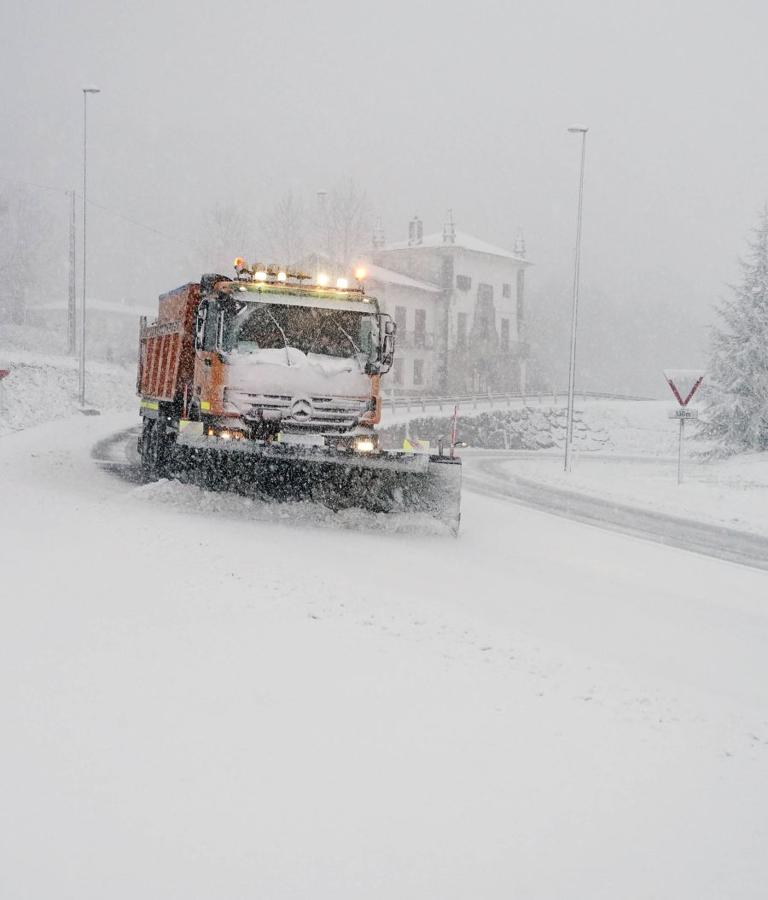 La nieve ha complicado la circulación por Etzegarate 