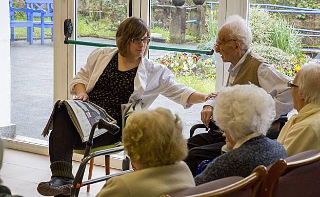 Imagen principal - Miembros de la Diputación han visitado la residencia Aita-Etxe. 