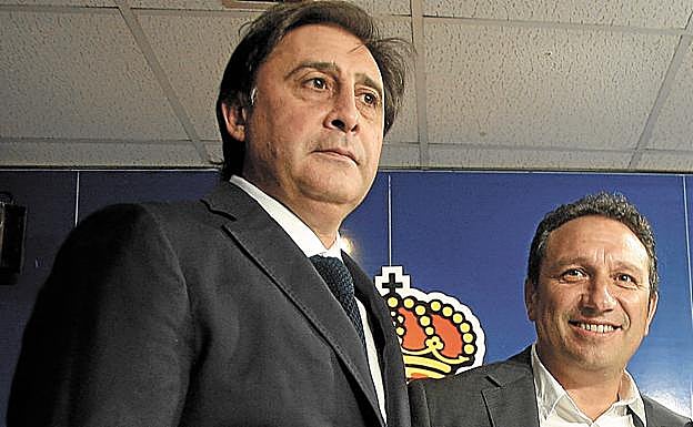 Lorenzo Juarros y Eusebio Sacristán, el día de la presentación del técnico vallisoletano en la sala de prensa de Anoeta.