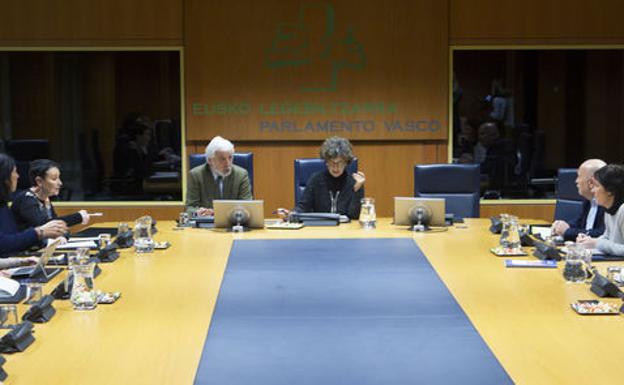 Una reunión de la ponencia de Paz y Convivencia del Parlamento