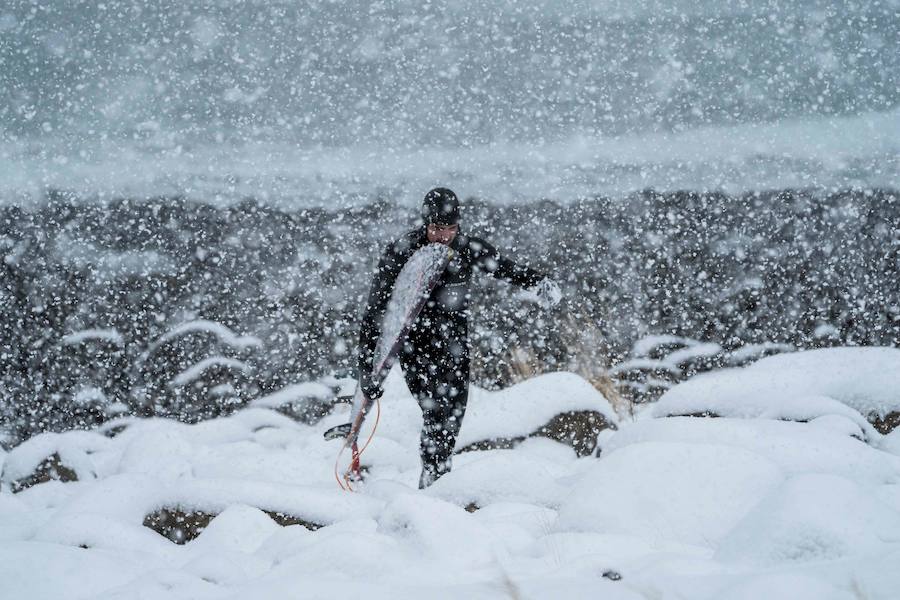 La ola izquierda en el mar en Unstad es una de las mejores del mundo. Los profesionales del surf galopan sobre ellas en otoño e invierno, y las del verano, más suaves, son perfectas para los principiantes. Las Lofoten, ubicadas en el extremo este del Mar de Noruega, bordeadas por Svalbard al norte, Groenlandia al oeste e Islandia al sur, son en la actualidad un verdadero paraíso para deslizarse sobre las olas en un paisaje excepcionalmente bello. Las auroras boreales sobre los atardeceres y la hechizante luz del invierno crean una atmósfera muy diferente a la de los lugares más tradicionales del surf.