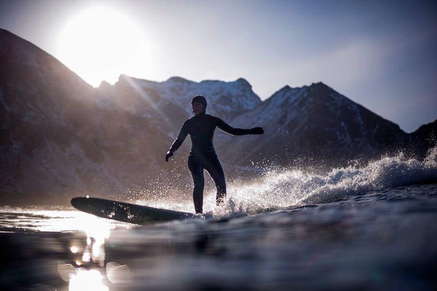 La ola izquierda en el mar en Unstad es una de las mejores del mundo. Los profesionales del surf galopan sobre ellas en otoño e invierno, y las del verano, más suaves, son perfectas para los principiantes. Las Lofoten, ubicadas en el extremo este del Mar de Noruega, bordeadas por Svalbard al norte, Groenlandia al oeste e Islandia al sur, son en la actualidad un verdadero paraíso para deslizarse sobre las olas en un paisaje excepcionalmente bello. Las auroras boreales sobre los atardeceres y la hechizante luz del invierno crean una atmósfera muy diferente a la de los lugares más tradicionales del surf.