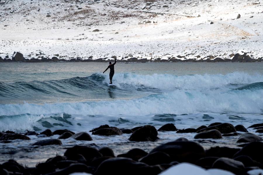 La ola izquierda en el mar en Unstad es una de las mejores del mundo. Los profesionales del surf galopan sobre ellas en otoño e invierno, y las del verano, más suaves, son perfectas para los principiantes. Las Lofoten, ubicadas en el extremo este del Mar de Noruega, bordeadas por Svalbard al norte, Groenlandia al oeste e Islandia al sur, son en la actualidad un verdadero paraíso para deslizarse sobre las olas en un paisaje excepcionalmente bello. Las auroras boreales sobre los atardeceres y la hechizante luz del invierno crean una atmósfera muy diferente a la de los lugares más tradicionales del surf.