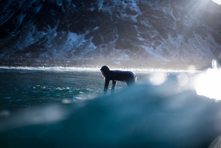 La ola izquierda en el mar en Unstad es una de las mejores del mundo. Los profesionales del surf galopan sobre ellas en otoño e invierno, y las del verano, más suaves, son perfectas para los principiantes. Las Lofoten, ubicadas en el extremo este del Mar de Noruega, bordeadas por Svalbard al norte, Groenlandia al oeste e Islandia al sur, son en la actualidad un verdadero paraíso para deslizarse sobre las olas en un paisaje excepcionalmente bello. Las auroras boreales sobre los atardeceres y la hechizante luz del invierno crean una atmósfera muy diferente a la de los lugares más tradicionales del surf.