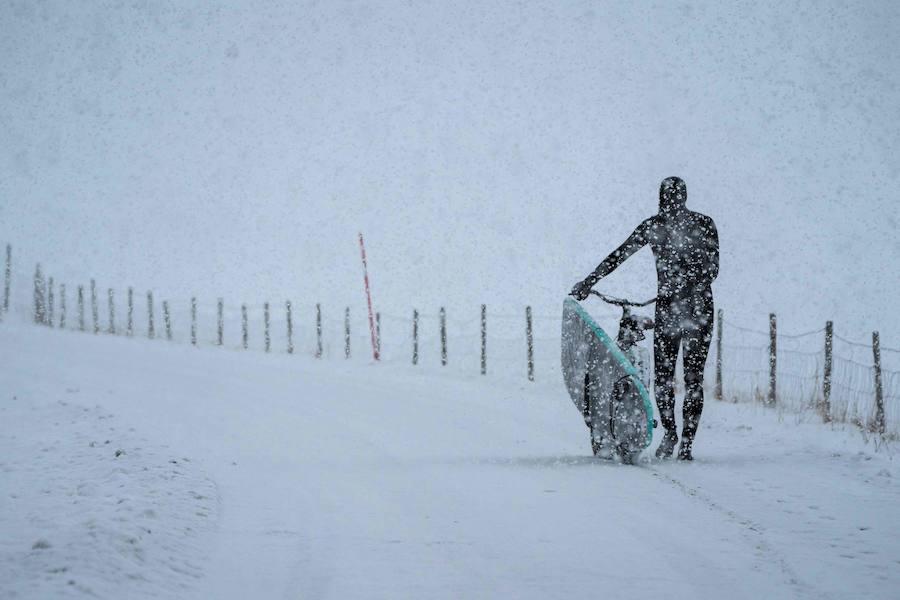 La ola izquierda en el mar en Unstad es una de las mejores del mundo. Los profesionales del surf galopan sobre ellas en otoño e invierno, y las del verano, más suaves, son perfectas para los principiantes. Las Lofoten, ubicadas en el extremo este del Mar de Noruega, bordeadas por Svalbard al norte, Groenlandia al oeste e Islandia al sur, son en la actualidad un verdadero paraíso para deslizarse sobre las olas en un paisaje excepcionalmente bello. Las auroras boreales sobre los atardeceres y la hechizante luz del invierno crean una atmósfera muy diferente a la de los lugares más tradicionales del surf.