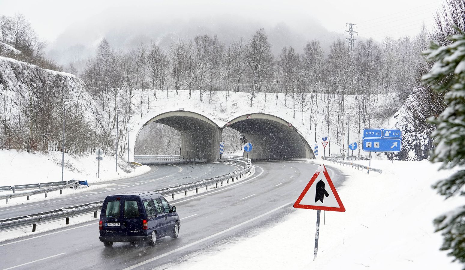 Localidades del interior como Berastegi, Elgeta o Arrasate han amanecido cubiertas de blanco, al igual que los montes del territorio