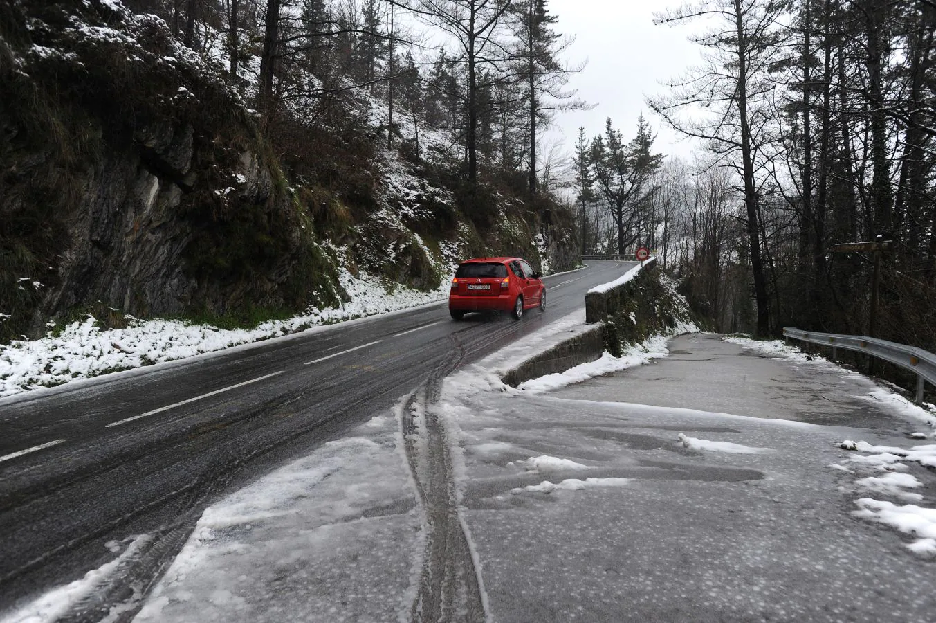 Localidades del interior como Berastegi, Elgeta o Arrasate han amanecido cubiertas de blanco, al igual que los montes del territorio