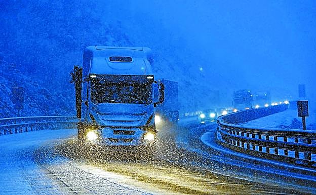 Un camión circula bajo una intensa nevada ayer por la tarde en Etzegarate. 