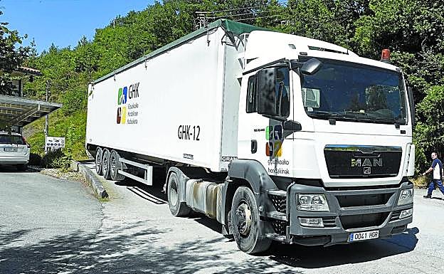 Los camiones de GHK, que transportan basura recogida en Gipuzkoa, se ocuparían de llevar los residuos a Mallabia.