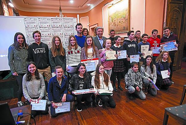 Premiados. Los ganadores del Concurso de Micromensajes de la OMIC, con sus galardones. 