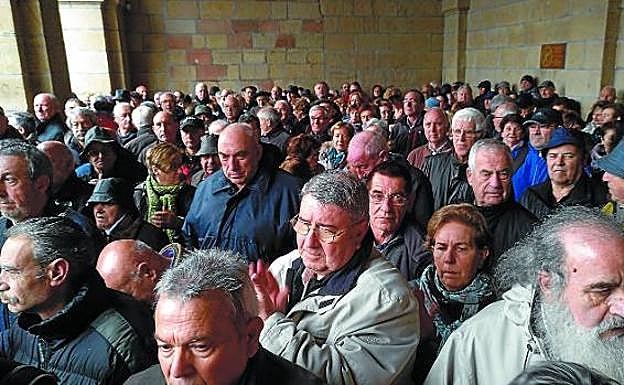 Pese al mal tiempo. Más de 300 de personas se protegieron de la lluvia dentro de los arkupes; más aún había en la plaza bajo los paraguas.