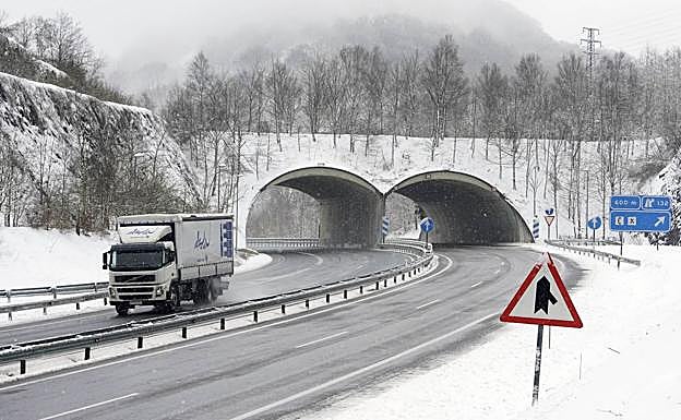 La nieve ha vuelto a las carreteras guipuzcoanas.