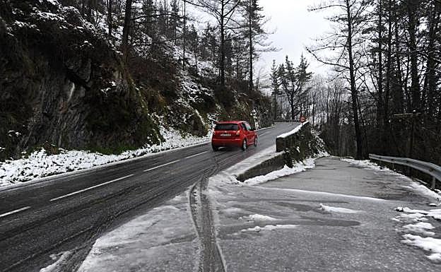 La subida a Arrate, nevada esta mañana .